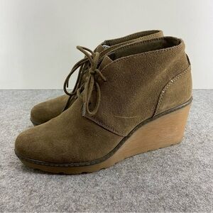 Clarks Lace Up Khaki Green Suede Wedge Booties Women’s Size 6